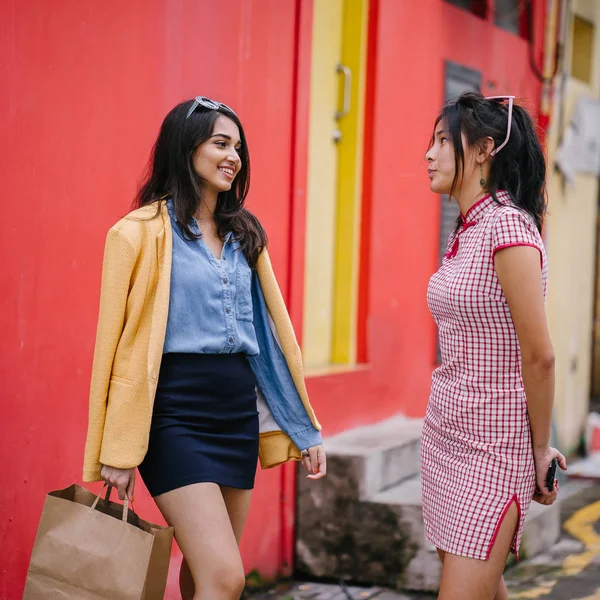 Dos Amigos Cercanos Caminando Juntos Por Callejón Ambos Llevan Ropa — Foto de Stock