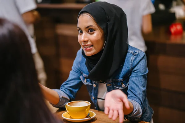 Chińska Azjatka Muzułmanka Cieszą Się Życiem Kawiarni — Zdjęcie stockowe