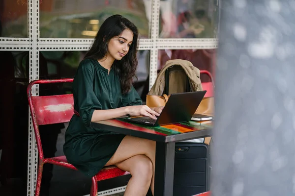 Giovane Studente Universitario Donna Asiatica Indiana Sta Studiando Lavorando Sul — Foto Stock