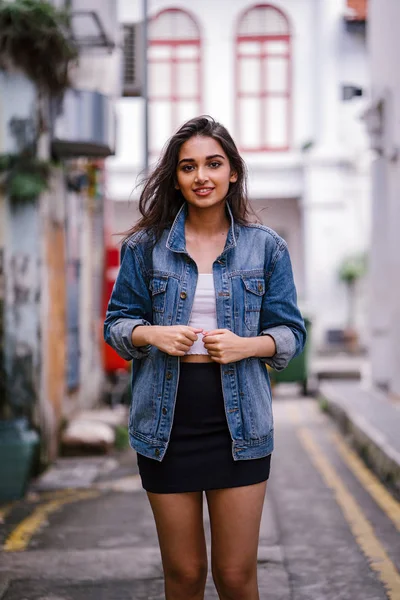 Alta Jovem Elegante Mulher Indiana Asiática Andando Por Beco Cidade — Fotografia de Stock