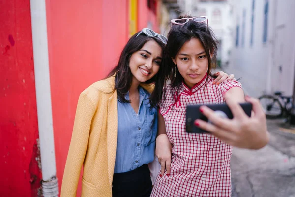 Pair Young Asian Girls Take Selfie Together Alley Day Diverse — Stock Photo, Image
