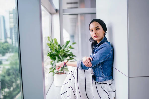 Jonge Elegante Aantrekkelijke Maleise Moslimvrouw Die Overdag Jurk Spijkerjasje Draagt — Stockfoto