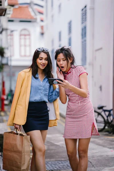 Две Молодые Азиатские Девушки Получили Видео Звонок Друзьями Одном Своих — стоковое фото