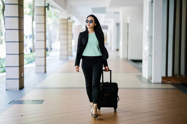 Una Joven Asiática Está Sacando Maleta Equipaje Ella Atractiva Elegante —  Fotos de Stock