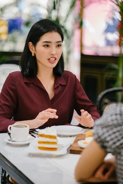 Retrato Una Hermosa Elegante Joven Coreana Asiática Sentada Elegante Café —  Fotos de Stock