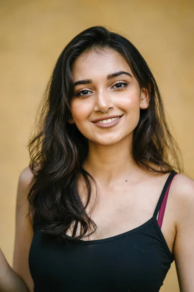 Fiatal Vonzó Gyönyörű Indiai Ázsiai Lány Fekete Felső Illeszkedő Portréja — Stock Fotó