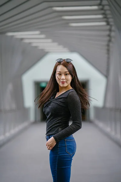 Портрет Молодой Китаянки Азиатского Происхождения Позирующей — стоковое фото