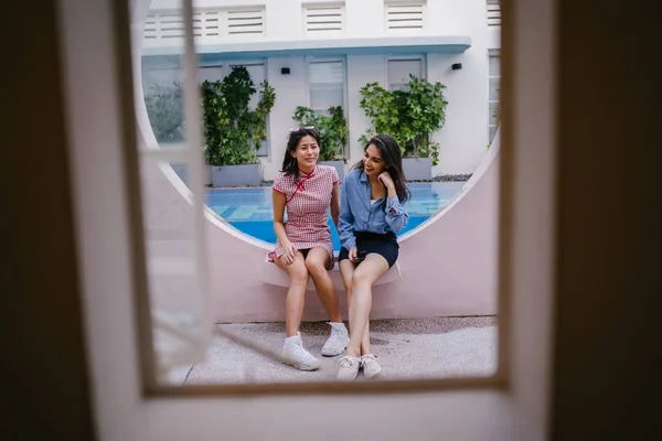 Portrait Une Amitié Interculturelle Deux Femmes Asiatiques Une Indienne Autre — Photo