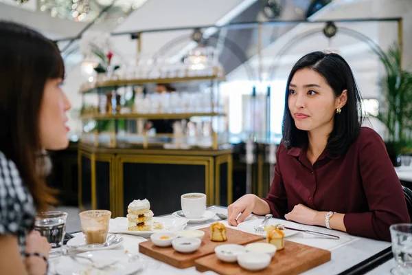 Young Beautiful Elegant Korean Asian Woman Enjoys Brunch Tea Close — Stock Photo, Image