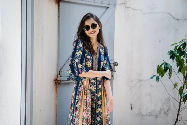 日中に路地の通りに彼女のポーズとして夏のドレスとサングラス笑顔で背の高い エレガントなそして美しいインドのアジア女性 — ストック写真