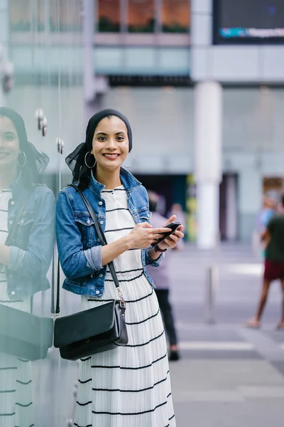 Jovem Elegante Atraente Mulher Muçulmana Malaia Vestindo Vestido Jaqueta Jeans Fotografia De Stock