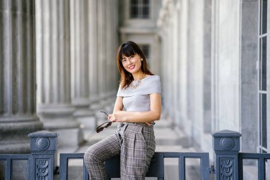 Zarif ve çekici Asyalı Çinli kadın. O şık giyinmiş ve çekici ve güzel