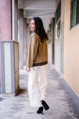 Gün boyunca bir geçit Asya'da bir şehirde yürürken bir uzun boylu, güzel, ince ve zarif Hint Asyalı kadın portresi. O zarif giyindi ve bir ceket omuzları üzerinde bol dökümlü vardır.