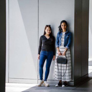 Gündüz vakti köprüde farklı etnik kökenlere sahip iki arkadaş. Biri Malezyalı Müslüman bir kadın, diğeri de Çinli bir Asyalı. İkisi de genç, enerjik ve çekici..