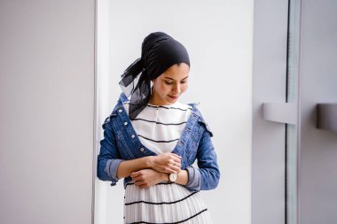 Gündüz vakti genç, zarif ve çekici Malezyalı Müslüman kadın.