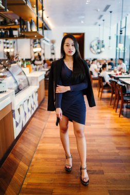 Kendinden emin, genç, güzel ve kendinden emin Asyalı bir kadının portresi.