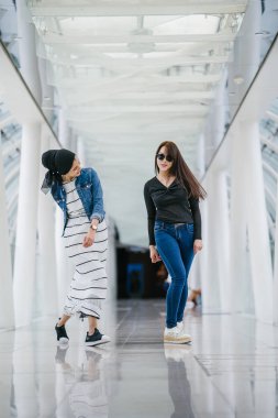 Farklı etnik kökenlere sahip iki arkadaş gün boyunca bir köprüde yan yana dururlar. Biri Malezyalı Müslüman bir kadın, diğeri de Çinli bir Asyalı. İkisi de genç, enerjik ve çekici..