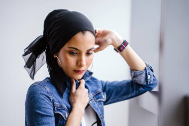 Gündüz vakti genç, zarif ve çekici Malezyalı Müslüman kadın.