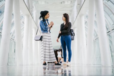 Farklı etnik kökenlere sahip iki arkadaş gün boyunca bir köprüde yan yana dururlar. Biri Malezyalı Müslüman bir kadın, diğeri de Çinli bir Asyalı. İkisi de genç, enerjik ve çekici..