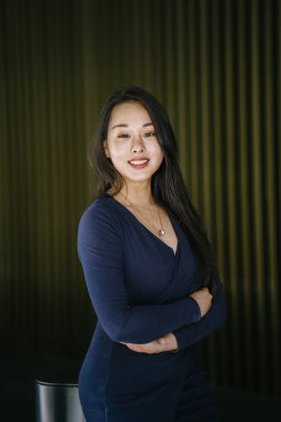 Modern bir altın özelliği duvara karşı şık ve zarif mavi elbise genç ve güzel Asyalı Çinli kadın Portresi. 