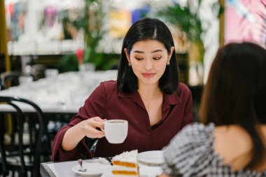 klas bir kapalı Kafe oturan bir güzel ve zarif genç Kore Asya kadın portresi