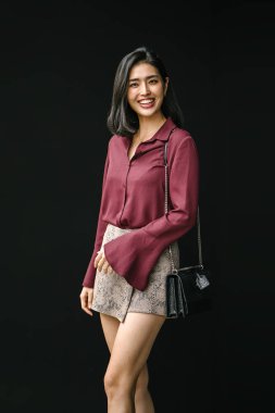 Stüdyo portre bir genç, güzel ve zarif Kore Asya kadının bir ipek bluz ve mini etek.
