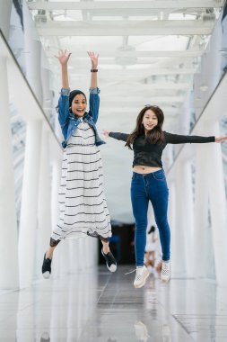 Farklı etnik kökenlere sahip iki arkadaş gün boyunca bir köprüde yan yana dururlar. Biri Malezyalı Müslüman bir kadın, diğeri de Çinli bir Asyalı. İkisi de genç, enerjik ve çekici..