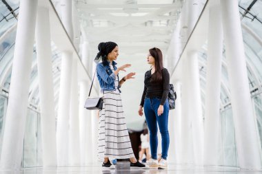 Farklı etnik kökenlere sahip iki arkadaş gün boyunca bir köprüde yan yana dururlar. Biri Malezyalı Müslüman bir kadın, diğeri de Çinli bir Asyalı. İkisi de genç, enerjik ve çekici..