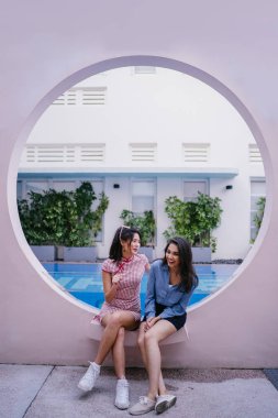 kültürler arası dostluk portresi. İki Asyalı kadınlar, bir Hint ve Çin, yan yana oturmak 