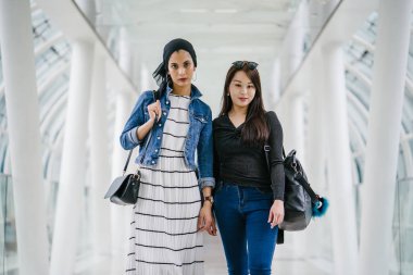 Farklı etnik kökenlere sahip iki arkadaş gün boyunca bir köprüde yan yana dururlar. Biri Malezyalı Müslüman bir kadın, diğeri de Çinli bir Asyalı. İkisi de genç, enerjik ve çekici..