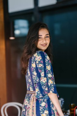 uzun boylu, Genç, zarif portresi ve akan içinde güzel Hint Asyalı kadın elbise 