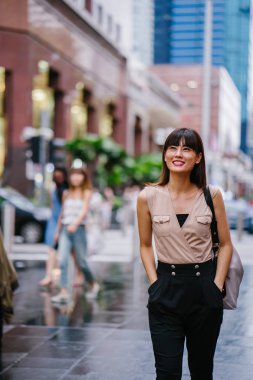 Asya mall alışveriş merkezleri içinde belgili tanımlık geçmiş ile dışında duran genç Çinli Asyalı kadın