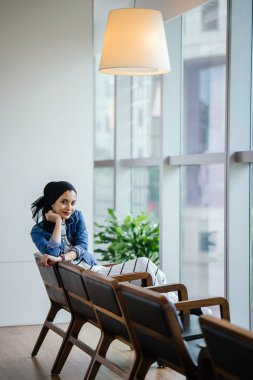 Gündüz vakti genç, zarif ve çekici Malezyalı Müslüman kadın.