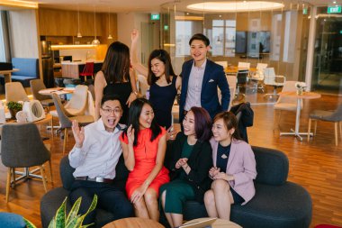 birlikte çalışma alanındaki kendine güvenen iş adamları grubu  