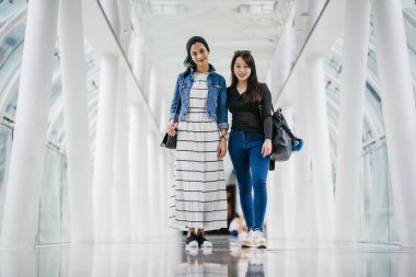 Farklı etnik kökenlere sahip iki arkadaş gün boyunca bir köprüde yan yana dururlar. Biri Malezyalı Müslüman bir kadın, diğeri de Çinli bir Asyalı. İkisi de genç, enerjik ve çekici..