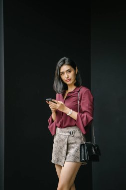 Smartphone tutan genç Kore Asya kadın 