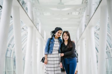 Farklı etnik kökenlere sahip iki arkadaş gün boyunca bir köprüde yan yana dururlar. Biri Malezyalı Müslüman bir kadın, diğeri de Çinli bir Asyalı. İkisi de genç, enerjik ve çekici..