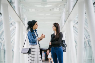 Farklı etnik kökenlere sahip iki arkadaş gün boyunca bir köprüde yan yana dururlar. Biri Malezyalı Müslüman bir kadın, diğeri de Çinli bir Asyalı. İkisi de genç, enerjik ve çekici..