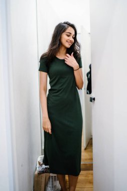 Yeni giyim moda salonu bir alışveriş merkezinde bir montaj odasında çalışıyor bir genç ve güzel Hint Asyalı kadın portresi.