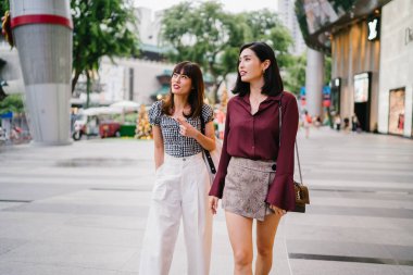 iki yakın arkadaş birlikte sokakta yürürken 