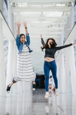 Farklı etnik kökenlere sahip iki arkadaş gün boyunca bir köprüde yan yana dururlar. Biri Malezyalı Müslüman bir kadın, diğeri de Çinli bir Asyalı. İkisi de genç, enerjik ve çekici..