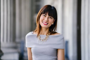 Zarif ve çekici Asyalı Çinli kadın. O şık giyinmiş ve çekici ve güzel