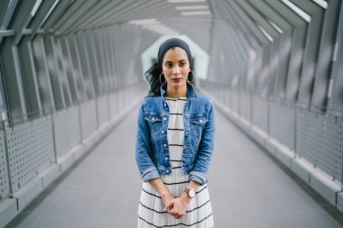 Gündüz vakti genç, zarif ve çekici Malezyalı Müslüman kadın.