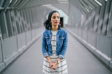 Gündüz vakti genç, zarif ve çekici Malezyalı Müslüman kadın.