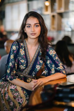 portre baş shot, kendine güvenen, Genç ve çekici Hint Asya kız sıcak aydınlatılmış bir trendy Cafe