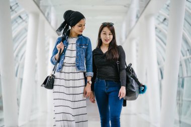 Farklı etnik kökenlere sahip iki arkadaş gün boyunca bir köprüde yan yana dururlar. Biri Malezyalı Müslüman bir kadın, diğeri de Çinli bir Asyalı. İkisi de genç, enerjik ve çekici..