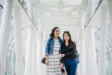 Farklı etnik kökenlere sahip iki arkadaş gün boyunca bir köprüde yan yana dururlar. Biri Malezyalı Müslüman bir kadın, diğeri de Çinli bir Asyalı. İkisi de genç, enerjik ve çekici..