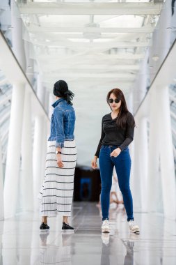 Farklı etnik kökenlere sahip iki arkadaş gün boyunca bir köprüde yan yana dururlar. Biri Malezyalı Müslüman bir kadın, diğeri de Çinli bir Asyalı. İkisi de genç, enerjik ve çekici..