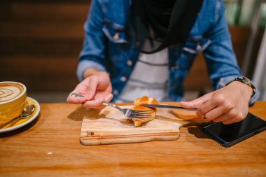 Kafede tablet bilgisayar kullanan bir adam.