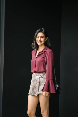 Stüdyo portre bir genç, güzel ve zarif Kore Asya kadının bir ipek bluz ve mini etek.